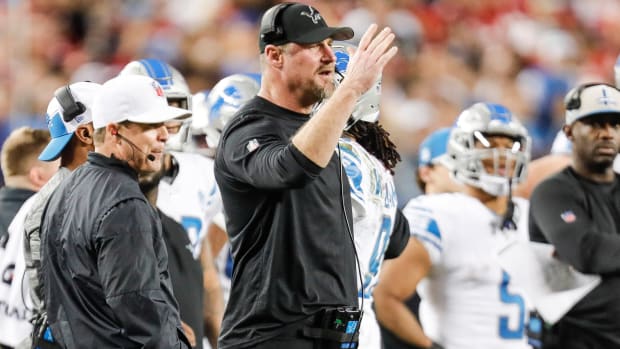 Dan Campbell puts a hand up on the sideline